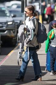 Gdzie chowają się najjaśniej świecące gwiazdy hollywood, gdy znikają z planu zdjęciowego? Natalie Portman Arrives At The Airport With Her Kids To Fly Out Of Melbourne Australia 021218 2