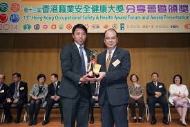 Goo.gl/wfr43z 越過山丘—至李宗盛先生 作詞：高曉松 作曲：高曉松 mv沙畫製作：方浪浪 越過山丘，遇見十九歲的我 戴著一雙白手套，喝著我的喜酒 他問我幸福與. Hactl é¦™æ¸¯ç©ºè¿è´§ç«™æœ‰é™å…¬å¸ é¦™æ¸¯ç©ºè¿è´§ç«™ ä¼ åª'ä¸­å¿ƒ