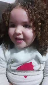 Niña divertida intenta decir 'hipopótamo' y lo logra