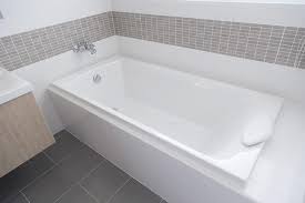 La superficie va sgrassata a fondo con un detergente, eventualmente ripassandola con acetone. Sovrapposizione Vasca Da Bagno Urso Varese