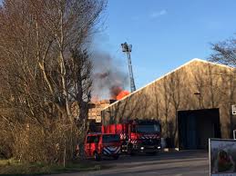 Omwonenden horen eerst het alarm op chemelot, daarna de waarschuwingsspeakers op het terrein en vervolgens de sirenes van de bedrijfsbrandweer. Zeer Grote Brand In Kapelle Luchtalarm Gaat Af Foto Pzc Nl