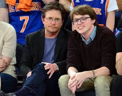 Fox, sam, (23) ist alt genug, um sich zu verlieben, in wen er will. Michael J Fox And Son Sam Michael Fox New York Knicks Vs Boston Celtics Game One Of The Eastern Conference Quarterfinals Michael Fox Michael J Michael