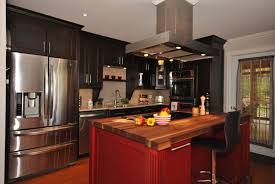 Cuisine En Merisier De Couleur Noir Rouge Avec Un Comptoir En Noyer Noir Massif Cuisine Deco Cuisine Decoration Kitchen