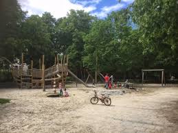 Bitte beachten sie die aktuellen regelungen über die gesonderten sie möchten mit dem öffentlichen nahverkehr zu spielplatz am chinesischen turm fahren? Unsere Vier Liebsten Wasserspielplatze In Munchen Around About Munich