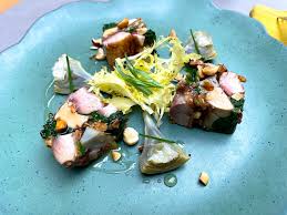Elles ressemblent beaucoup aux perdrix, bien que plus petites. Presse De Cailles Des Vosges Foie Gras Et Artichauts A L Huile De Noisette Euro Toques France