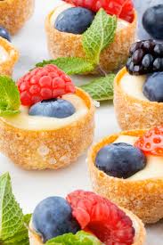 Mini Fruit Tart Canapes With Creme Patissiere Canapes Creme Fruit In 2020 Susses Fingerfood Fingerfood Mini Tarte