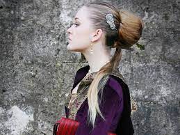 25 Magnificent Medieval Hairstyles Slodive Medieval Hairstyles Hair Styles Haute Hair