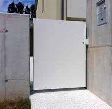 Cancello a 2 ante, con recinzione con pannellatura in lamiera asolata. Cancello In Lamiera A 2 Ante Idealferro