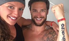 Shane tusup a puskás, a musicalben fog feltűnni egy rövid szerep erejéig, amire szente vajk rendező kérte fel. Rebecca Adlington S Face Says It All When It Comes To This Olympic Swimmer S Husband Tv Radio Showbiz Tv Express Co Uk