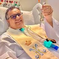 Olá pessoal. Venho dar notícias do Padre Márlon. Hoje ele voltou a falar  por um pequeno espaço de tempo. Mas sangrou bastante a traqueo e sentiu  muita dor na região. No entanto,