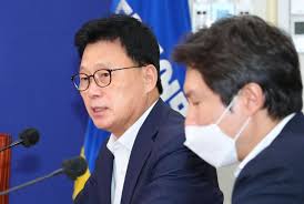 민주당 박성민 최고위원, 국민의힘 이준석 전 최고위원과 함께하는 정치사이다> 시간이 아마 다른 현역 국회의원으로 대체될 것 같은데 또 다른 현안 이슈로 다시 만날 것을 기대하면서 마지막으로 두 분 다 청취자 여러분께 인사 한말씀씩 해주십시오. ë¯¼ì£¼ë‹¹ ì‚¬ë¬´ì´ìž¥ ë°•ê´'ì˜¨ ì •ì±…ìœ„ì˜ìž¥ í•œì •ì•  ìž„ëª… ì•„ì‹œì•„ê²½ì œ