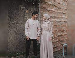 Baju couple pasangan,kondangan,tunangan order via wa model2 baju couple keluarga muslim terbaru 2019/2020 yang terdiri dari baju batik couple, gamis pesta couple polos, gamis. Sontek 15 Inspirasi Kebaya Couple Untuk Tunangan Yang Bikin Penampilan Makin Menawan