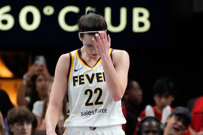 Caitlin Clark gesture suggests she gets frustrated when Fever teammates  shoot the ball | Marca