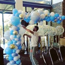 Elegant Black And Gold Balloon Arch Shades Of Blues White And Gold Organic Balloon Arch Sydneyballoons Ballooninstallation Bal Balloon Centerpieces Blue Party Decorations Balloon Decorations