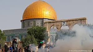 Moschee) ist ein gotteshaus für muslime oder muslime. Israeli Police And Protesters Clash At Al Aqsa Mosque News Dw 21 05 2021