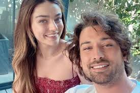 Ada masalı dizisinin ilk bölümü star tv'de 15 haziran salı günü yayınlandı. Ayca Aysin Turan Ve Alp Navruz Dan Yaz Dizisi Ada Masali Marie Claire Turkiye