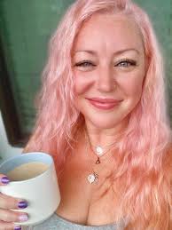 🌈 Wishing you all a fabulous Friday and lovely weekend. Peace and love  Toni 😁✌️❤️ 🎶 Feeling That Way 🎶 ❤️ Photo credit to Erik Kabik, whom I am  blessed and honored