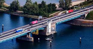 De brug is 1.220 meter lang. Transport Sector Fears Mega Traffic Jams Haringvlietbrug We Pay Bill For Material Shortage To Public Prosecution Service And Police Economy Netherlands News Live