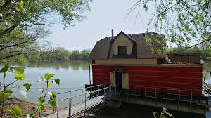 Es wird von den familien eselböck und weissgerber betrieben, denen auch die lokale taubenkobel und blaue gans gehören. Tv Ungarn Wohnen Auf Dem Wasser Alpen Donau Adria Br Fernsehen Fernsehen Br De