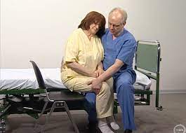 Rollstuhlfahrer transfer vom rollstuhl ins bett (patient transfer from wheelchair to bed) 4k. Patiententransfer Vom Bett Auf Einen Stuhl