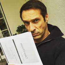 A partir de hoje e para o resto da minha vida serei médico. Vinte Anos Depois Jose Carlos Pereira Prepara Se Para Fazer O Exame Final De Medicina