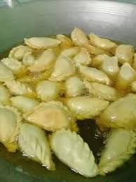Untuk mendapat kulit karipap yang rangup semasa kita menguli,kita kena pastikan tidak terlebih menggunakan air.minyak masak panas atau marjerin yang kita panaskan juga membantu dalam memastikan kulit karipap menjadi rangup. Cara Buat Kulit Karipap Sedap Rangup Walau Dah Sejuk
