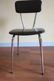 Grâce à notre large gamme de chaises, vous êtes sûr de trouver la chaussure à votre pied. Chaise En Skai Noir Et Chrome Annees 70 Luckyfind