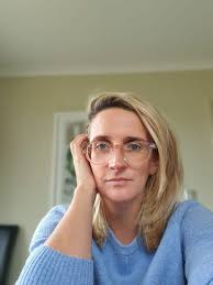 Elizabeth Arnott's Instagram, Twitter & Facebook