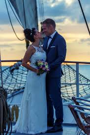 Strandhochzeit Am Meer Romantisch Heiraten Bei Sonnenuntergang Auf Einem Schiff Heiraten Hochzeit Maritime Hochzeit