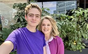 Isabella de 15 años y victoria.actualmente es conductora del programa de ida y vuelta que se transmite por adn40, asesora global inmobiliaria, health coach por el instituto de nutrición. Quien Es El Padre De Nicolas El Hijo De Erika Buenfil