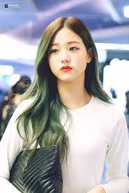 Jang won young was claimed to be less attractive due to her natural makeup look after giving up the familiar sparkling style. This Soon To Debut Female Idol Is Gaining Buzz For Looking Like Iz One S Jang Wonyoung Kissasian