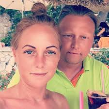 Adskillige såret af knivstik og en person dræbt under kæmpe opgør i  Akacieparken i Valby natten til mandag #kniv #knivstik #knivstikkeri  #politidk #drab #knivdrab