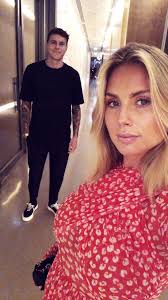 Gravidoutfits gravidfoton mammamode mammaklädstilar fotograferingsposer gravidbilder framtida bebis partykläder fotografering. Maja Nilsson Lindelof Sida 81