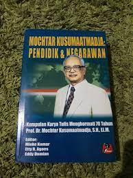 Hukum adalah keseluruhan kaidah serta semua asas yang mengatur pergaulan hidup dalam masyarakat dan bertujuan untuk memelihara ketertiban serta meliputi berbagai lembaga dan proses guna mewujudkan berlakunya kaidah sebagai suatu kenyataan dalam masyarakat. Jual Kumpulan Karya Tulis 70 Tahun Prof Dr Mochtar Kusumaatmadja Di Lapak Rarebooks Tmii Bukalapak