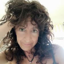 La costa di Duino nasconde un mistero pietrificato: una donna trasformata  in roccia per l'eternità. Se vi trovate a passeggiare lungo la scogliera  del Castello di Duino, potrete scorgere una particolare formazione