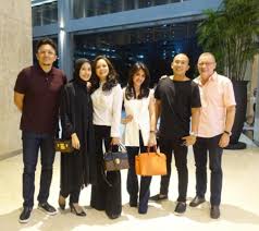 Bekas suami pelakon erra fazira, engku emran engku zainal abidin, 42, bakal menikahi pelakon indonesia, laudya cynthia bella pada pertengahan bulan depan. 6 Fakta Engku Emran Ceo Yang Memikat Hati Laudya Cynthia Bella Showbiz Liputan6 Com