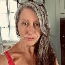 In other news. I've just been let down by a team of gardeners booked to  spruce the garden for new occupants. The new occupants will likely want to  continue with the garden