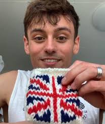 這可不是說笑的啊，tom daley連品牌都有了，名為madewithlovebytomdaley（made with love by tom daley）。每件作品都由tom daley自己一針一線親自編織而成，不但手工精美，更具備職人水準，而且潮流觸覺十分精準，例如一件窄身短擺毛衣背心，其剪裁與用色佈局，的確與英倫潮流新貴stefan cooke作品有着異曲同工. Fcrma5whiaulkm