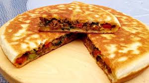 فطيرة فطائر فطائر تركية فطيرة تركية باللحم المفروم والخضار بطبوط معمر ف Food Food And Drink Ground Beef