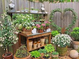 Kunstvoller beispiel für garten deko. Pflanztisch Die Werkbank Des Gartners Pflanztisch Pflanzen Pflanzentisch