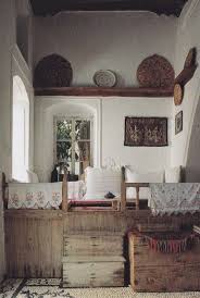 Interieur Ancien Salon Grec Banquette Bois Rustique Amenagement Sejour Idees Pour La Maison Deco Maison