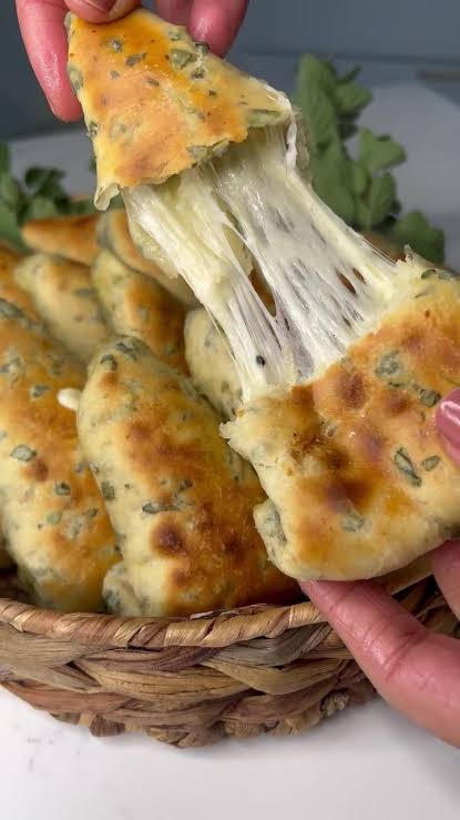 فطاير الزعتر الأخضر المحشوة بالجبنة