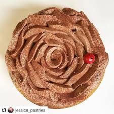 Jessica Pastries Foret Noire Composee De Deux Disques De Genoise Cacao Imbibee Au Kirsch Dune Ganache Cremeuse Au Chocolat Au Lait Desserts Pastry Sweet