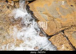 Einen Stream über das gritstone Felsen von einem kleinen Wasserfall von  oben gesehen fließt, Kinder Scout, Derbyshire, Peak District, England,  Großbritannien Stockfotografie