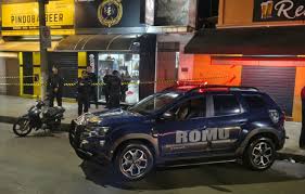 Barbeiro de 23 anos leva 3 tiros enquanto atendia cliente no interior de SP
