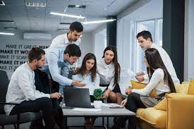 Guy Muestra Documento A Una Nina Grupo Free Photo Freepik Freephoto Negocios Personas Oficina Tabla Teamwork Skills Work Life Balance Work Culture