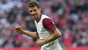 Bir pozisyonda, bayern münih takımının oyuncusu robert lewandowski (ortada), hamburg takımı oyuncuları douglas santos (solda) ve rick van drongelen (sağda) ile mücadele etti. Bayern Munih Deneyimli Oyuncusu Thomas Muller Le Nikah Tazeledi 90min