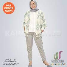 Model baju batik wanita memang tidak ada habisnya selalu muncul dengan desain kombinasi yang lebih berpariasi sehingga sampai sekarang pengguna batik memang terus bertambah peminatnya. Blazer Kerja Wanita Tenun Troso Handmade Etnik Blaz022 Shopee Indonesia