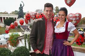 Występuje na pozycji napastnika i obecnie reprezentuje barwy bayernu monachium. Robert Lewandowski Das Baby Ist Da Gala De