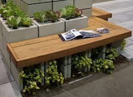 22 Tolle Design Ideen Fur Eine Gartenbank Aus Holz Betonblock Garten Garten Ideen Betonblock Bank